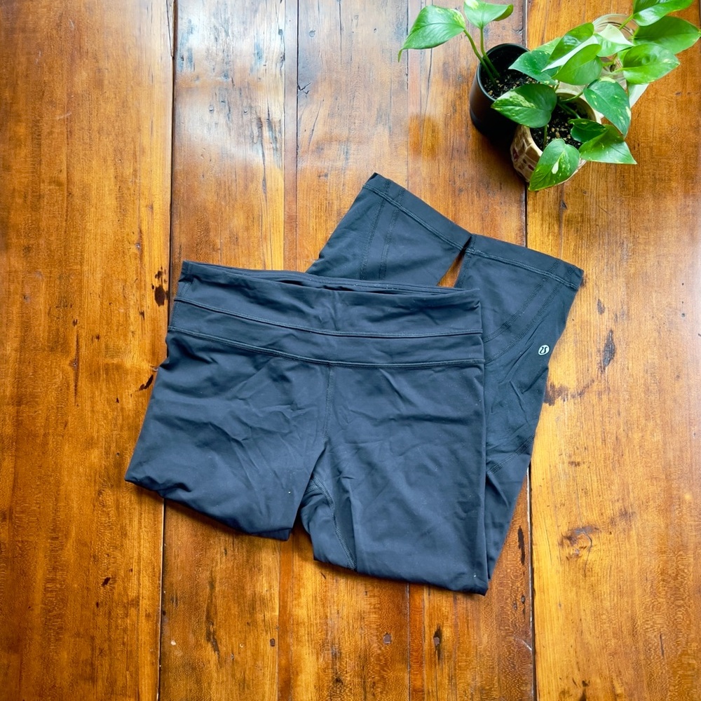 lululemon crop black legging zipper pocket on back